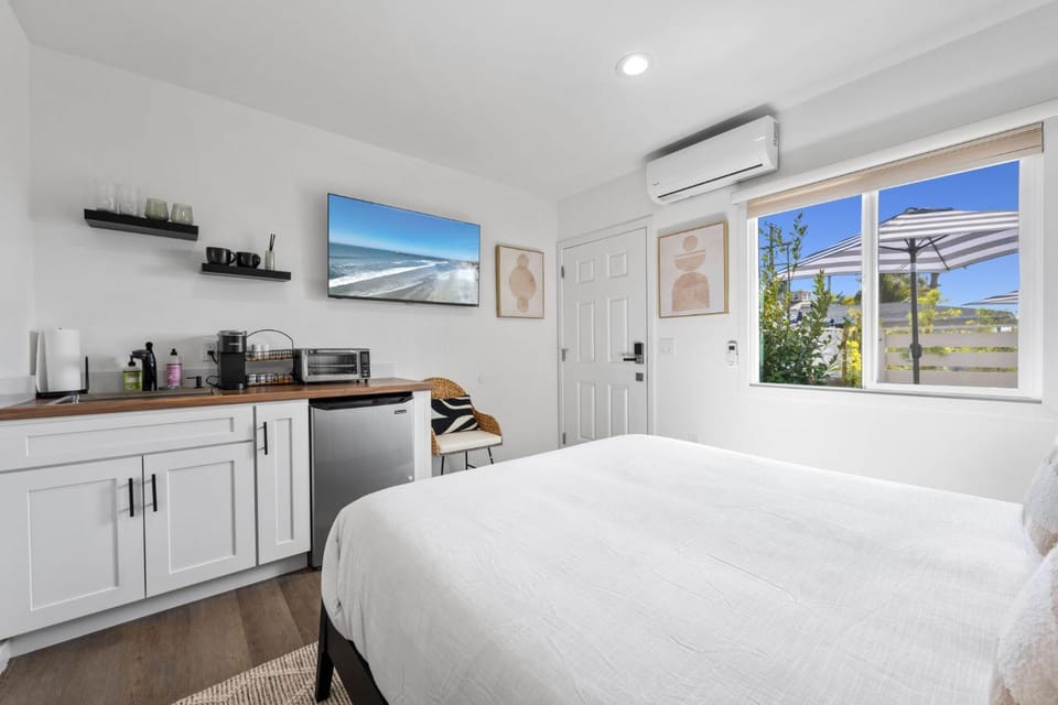 South O Bungalow 5 - Deluxe Queen Studio + Patio Apartment in Carlsbad