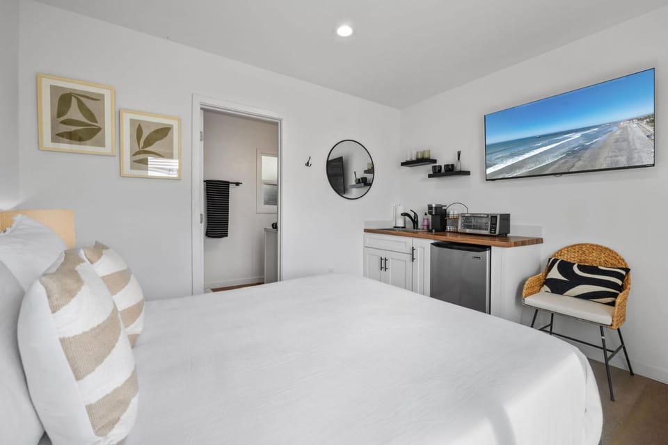 South O Bungalow 5 - Deluxe Queen Studio + Patio Apartment in Carlsbad