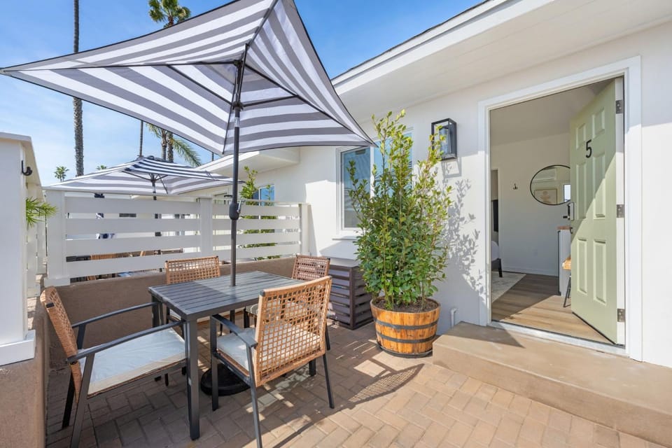 South O Bungalow 5 - Deluxe Queen Studio + Patio Apartment in Carlsbad
