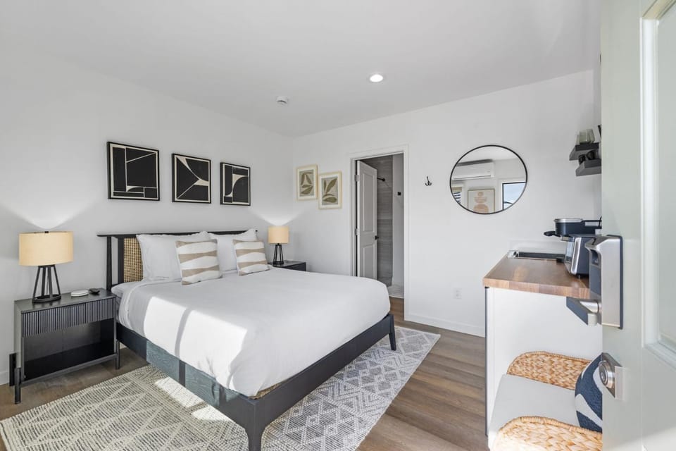 South O Bungalow 5 - Deluxe Queen Studio + Patio Apartment in Carlsbad