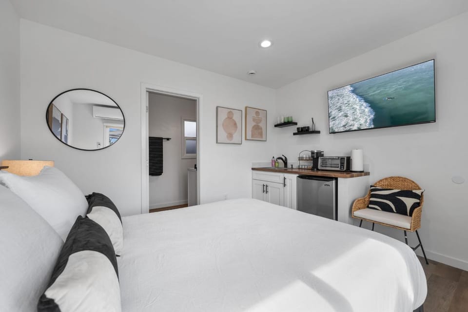 South O Bungalow 3 - Deluxe Queen Studio + Patio Apartment in Carlsbad