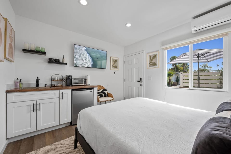 South O Bungalow 3 - Deluxe Queen Studio + Patio Apartment in Carlsbad