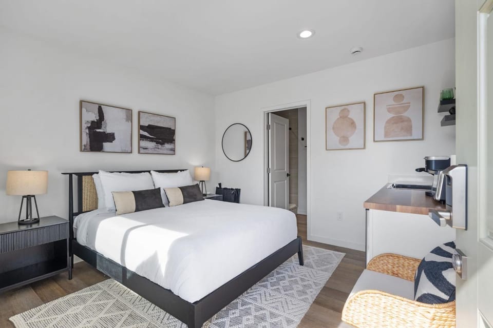 South O Bungalow 3 - Deluxe Queen Studio + Patio Apartment in Carlsbad