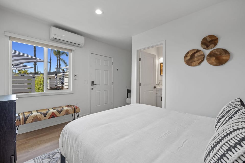 South O Bungalow 8 - Deluxe Work and Stay Queen Studio + Patio Apartment in Carlsbad