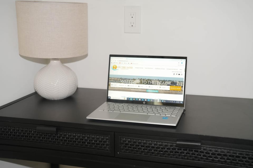 South O Bungalow 8 - Deluxe Work and Stay Queen Studio + Patio Apartment in Carlsbad