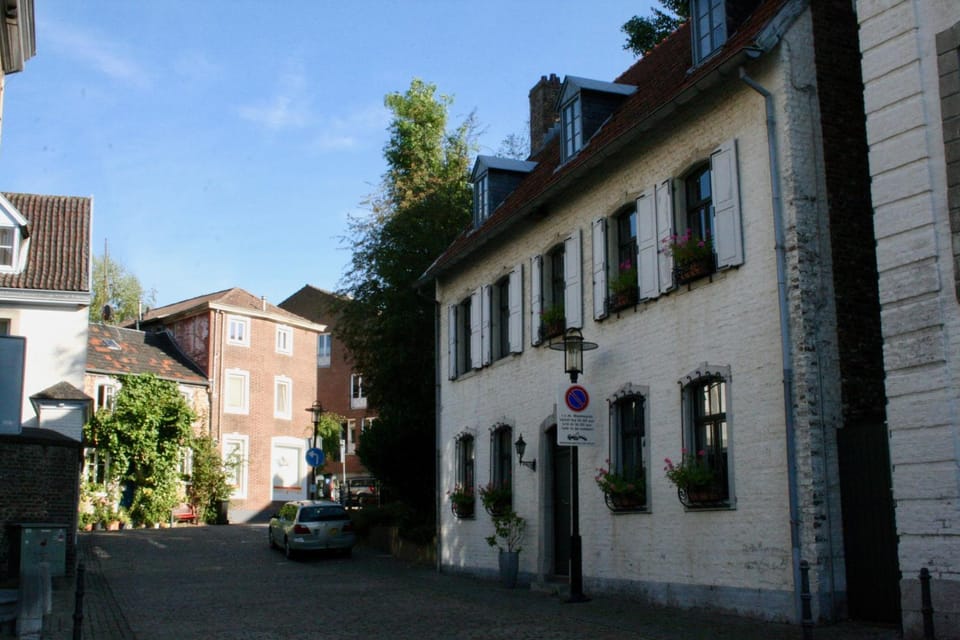 Property building, Neighbourhood, Street view, Location