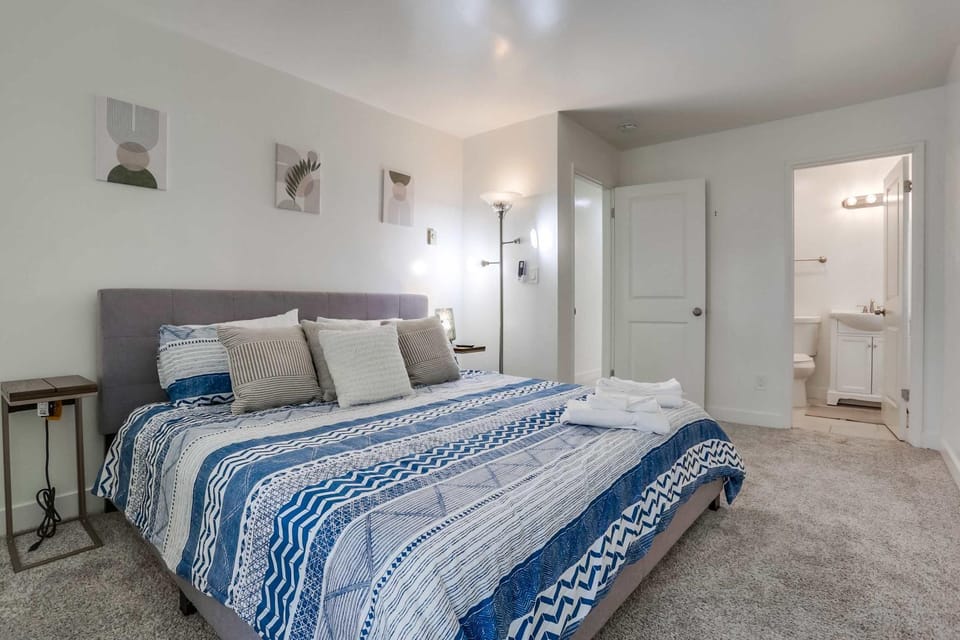 ocean views 3 blocks to beach AC downstairs House in La Jolla