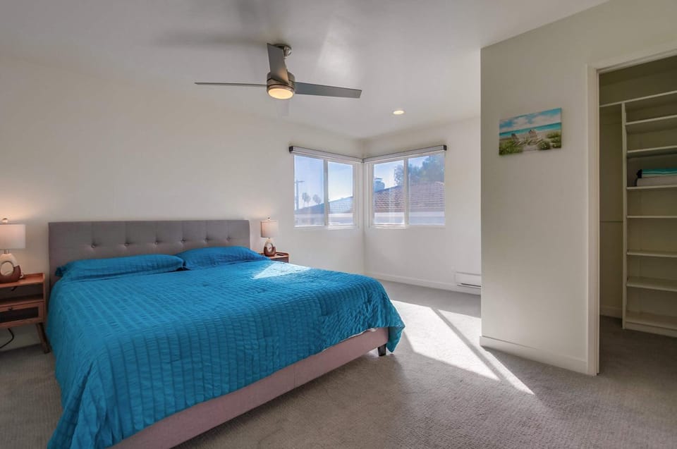 ocean views 3 blocks to beach AC downstairs House in La Jolla