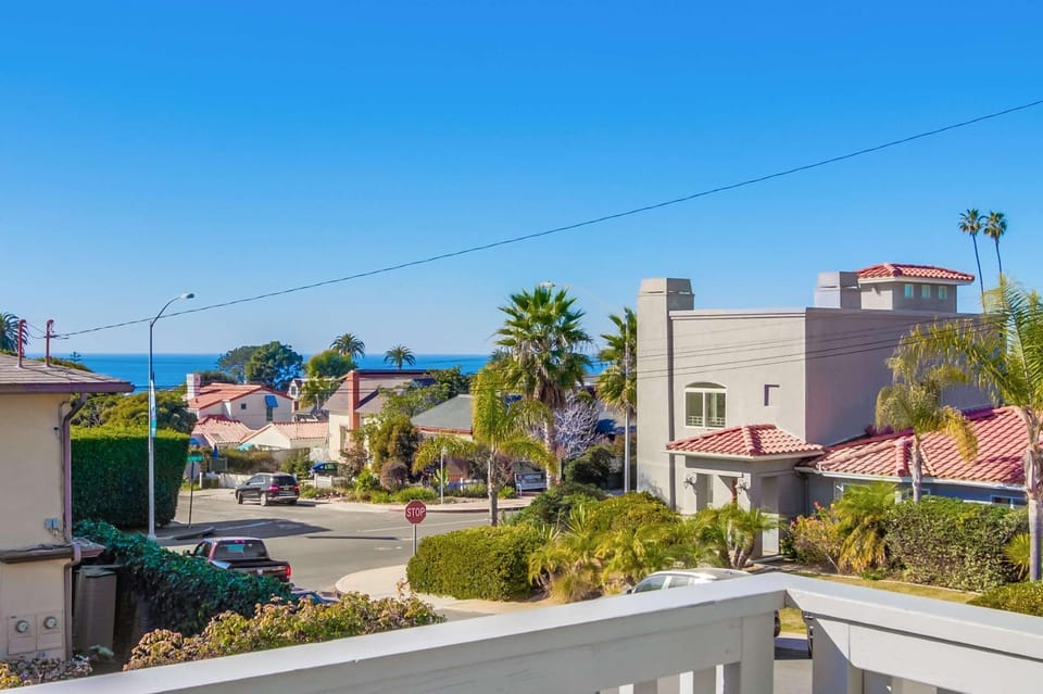 ocean views 3 blocks to beach AC downstairs House in La Jolla