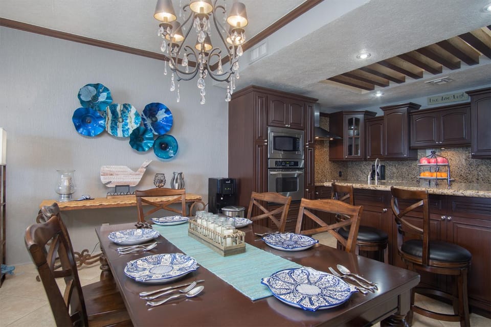 Kitchen or kitchenette, Dining area, stove