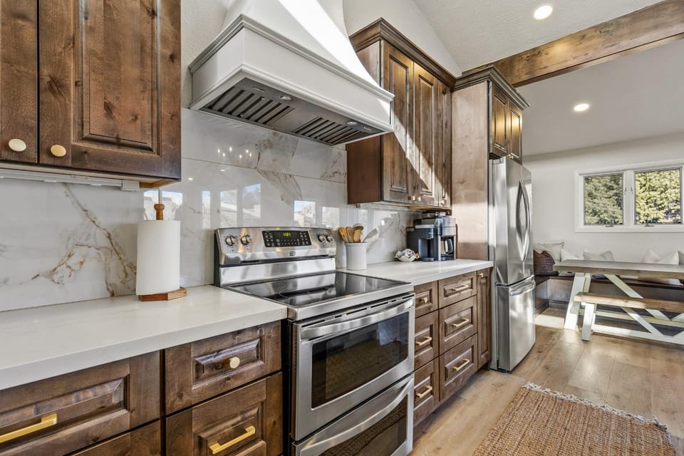 Kitchen or kitchenette, Seating area, Dining area