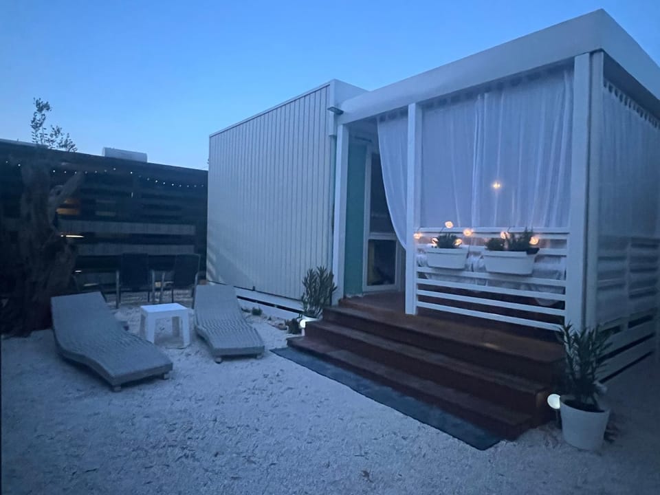 Property building, Patio, Balcony/Terrace
