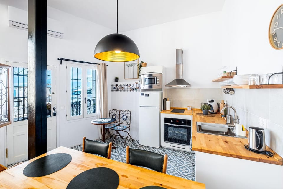 Kitchen or kitchenette, Dining area, oven, stove