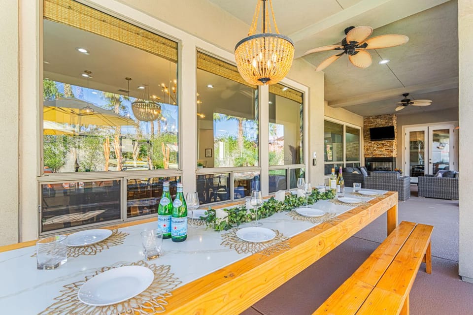 Living room, Food and drinks, Seating area