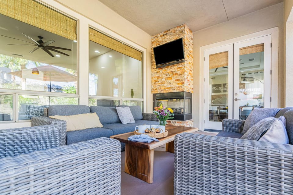 Patio, Day, TV and multimedia, Living room, Seating area, Dining area, fireplace