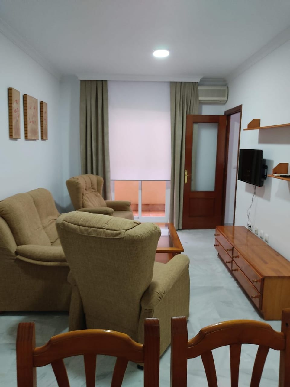 TV and multimedia, Seating area, Dining area, air conditioner