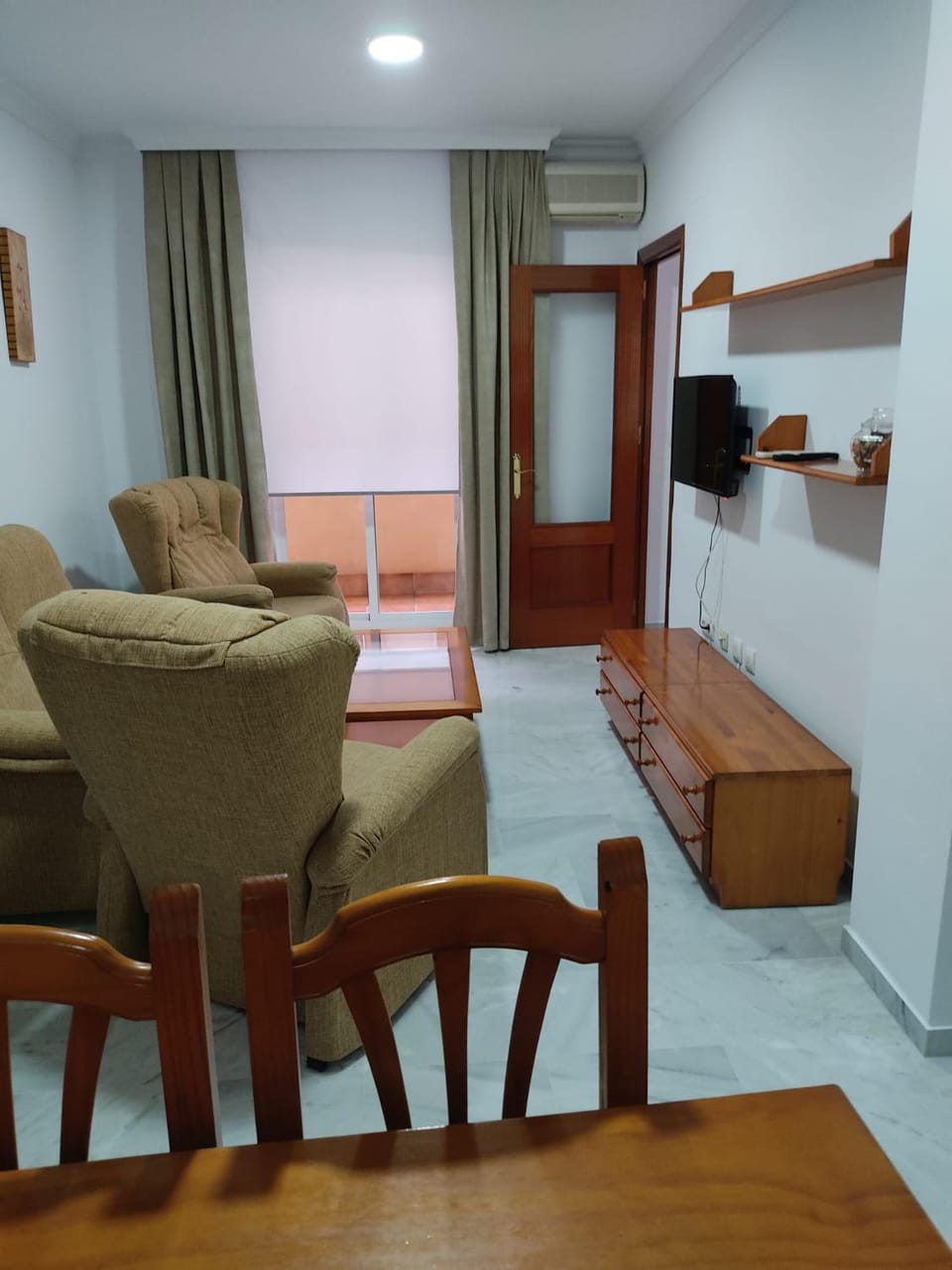 TV and multimedia, Living room, Seating area, Dining area