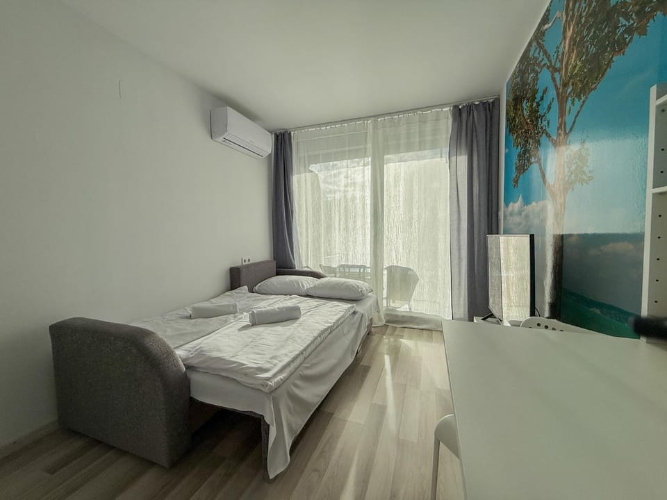 Bed, TV and multimedia, Photo of the whole room, towels, air conditioner