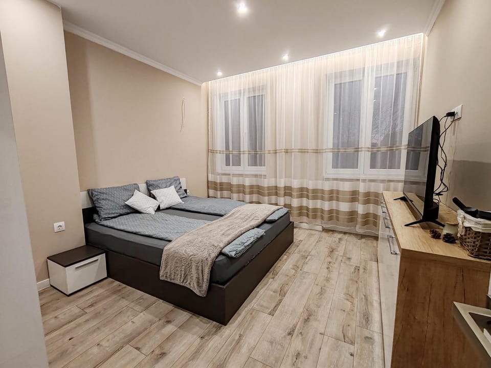 Bed, TV and multimedia, Photo of the whole room, Bedroom