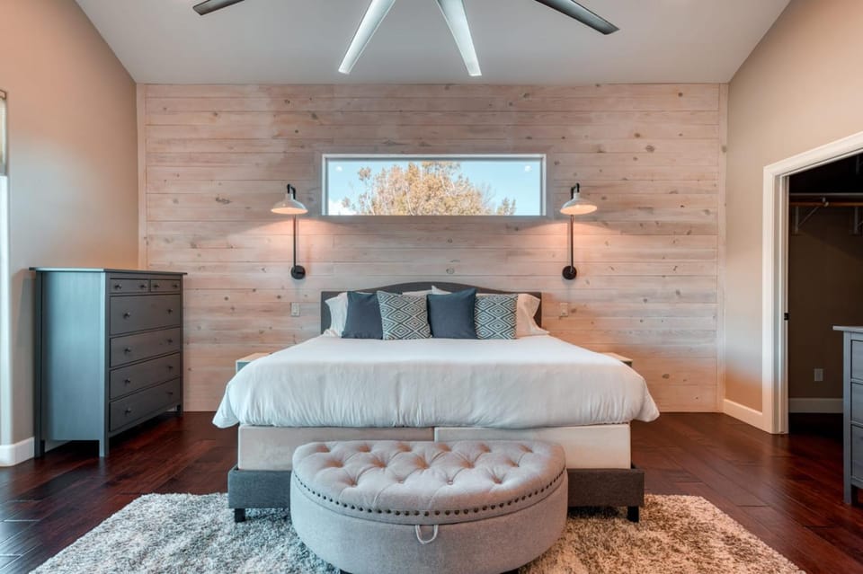 Photo of the whole room, Bedroom