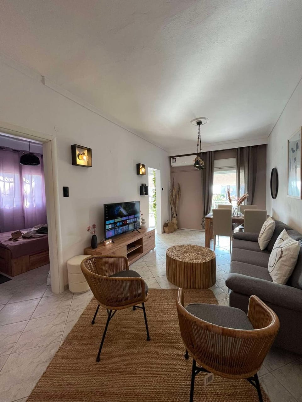 Communal lounge/ TV room, Bed, TV and multimedia, Living room, Seating area, Bedroom