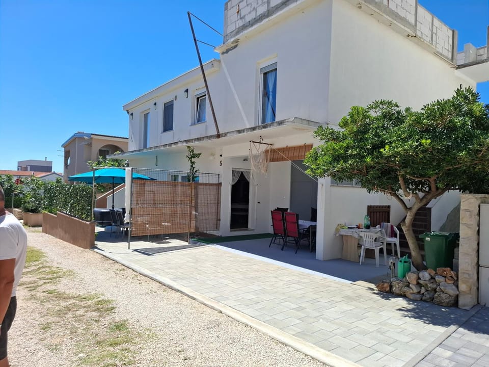 Property building, Neighbourhood, Balcony/Terrace, Street view