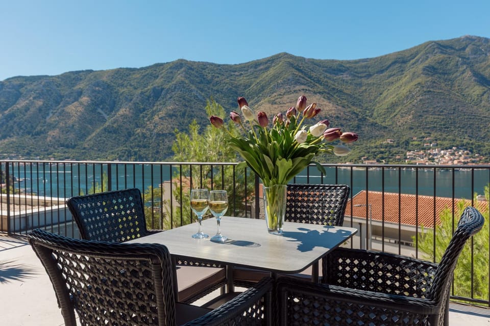 Dilek's Sea View Apartment Apartment in Dobrota