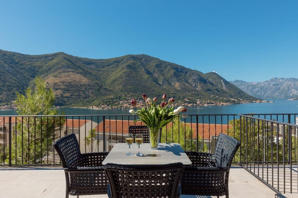 Dilek's Sea View Apartment Apartment in Dobrota