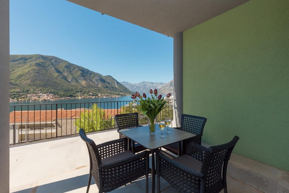 Dilek's Sea View Apartment Apartment in Dobrota