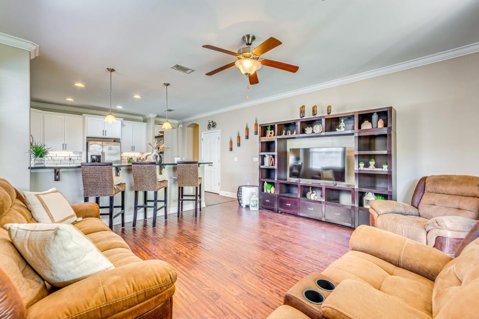 8 Mi to Beach: Home in Mary Esther House in Alabama