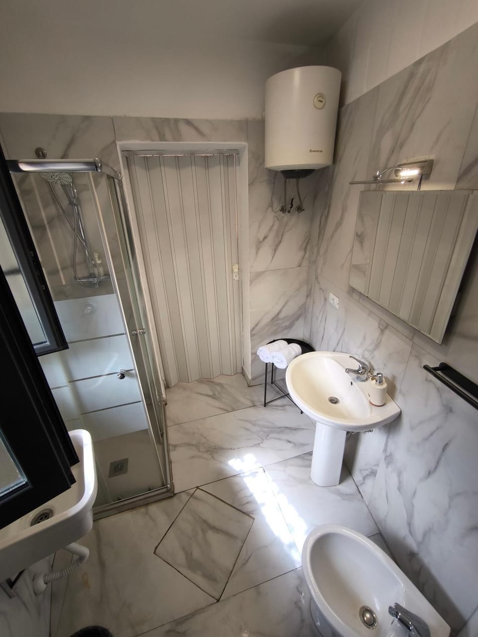 Shower, Toilet, Bathroom, bidet, towels