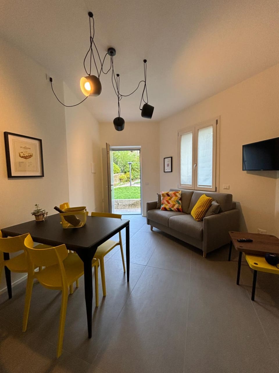 TV and multimedia, Living room, Seating area, Dining area