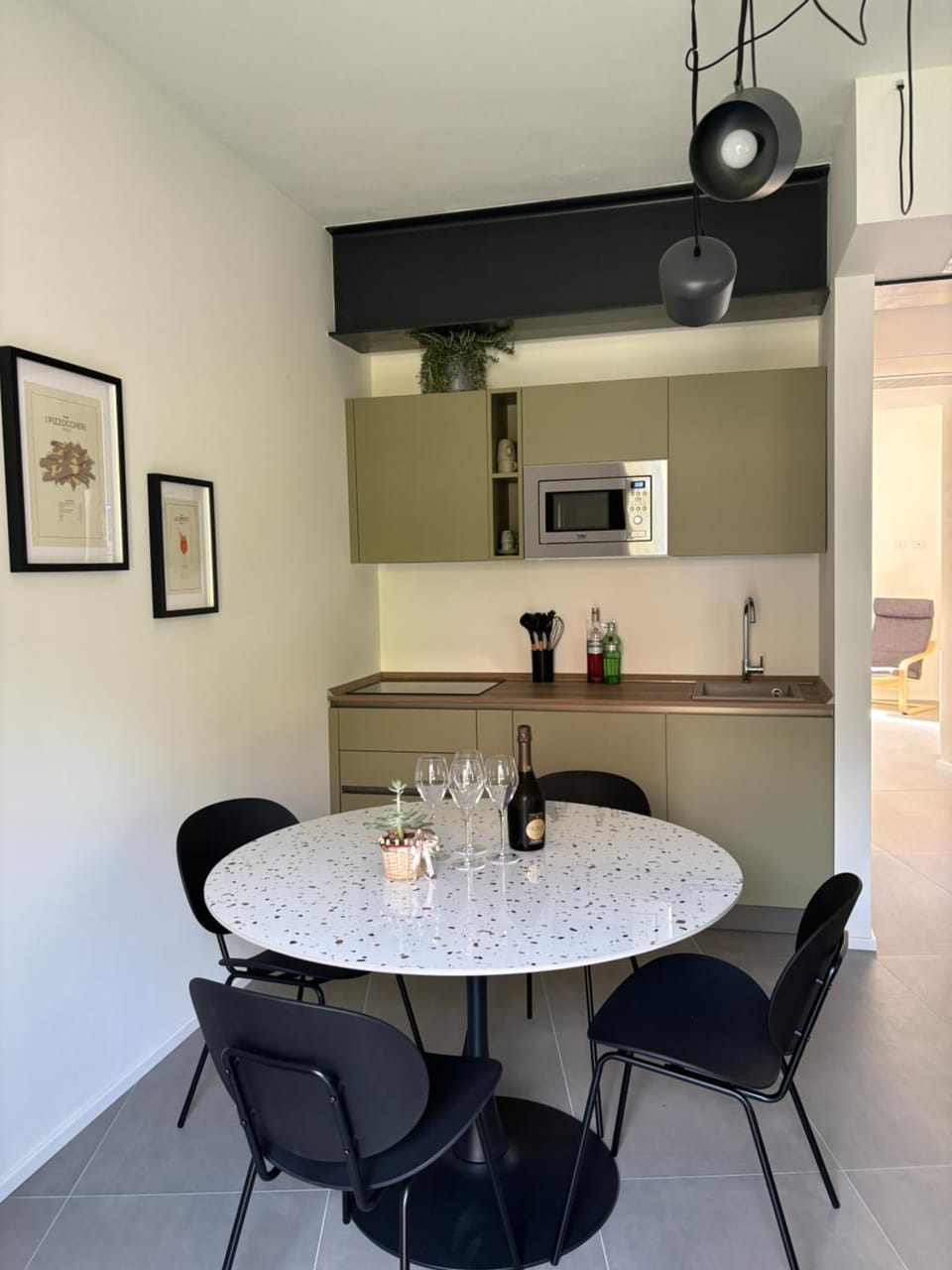 Kitchen or kitchenette, Dining area