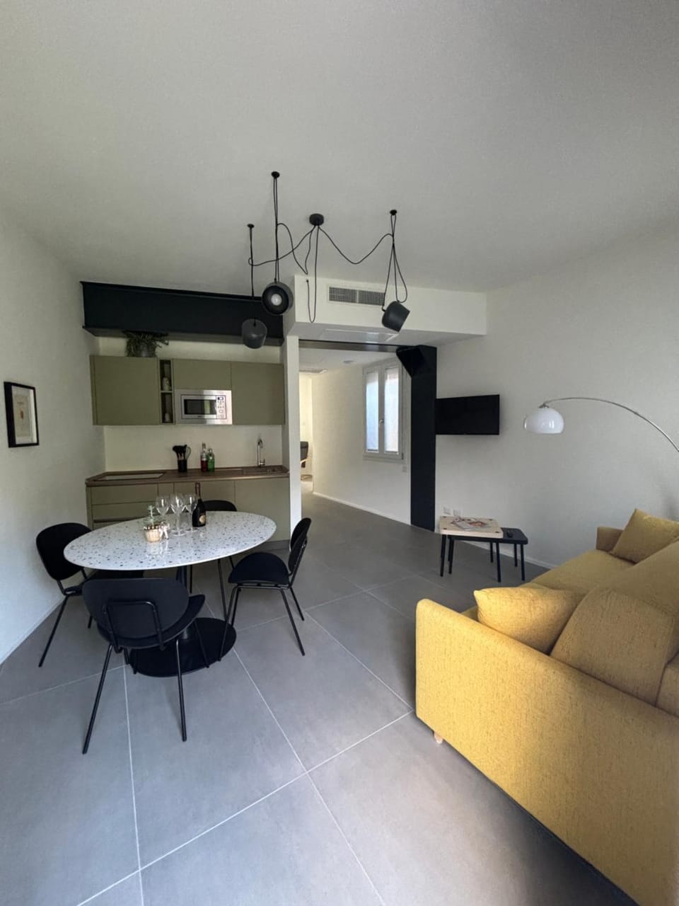 Kitchen or kitchenette, Living room, Seating area, Dining area