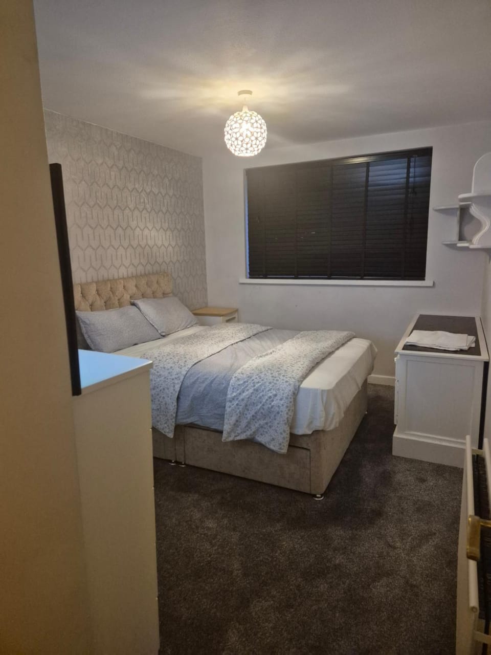 Three bedroom house with a garden Bed and Breakfast in Redhill