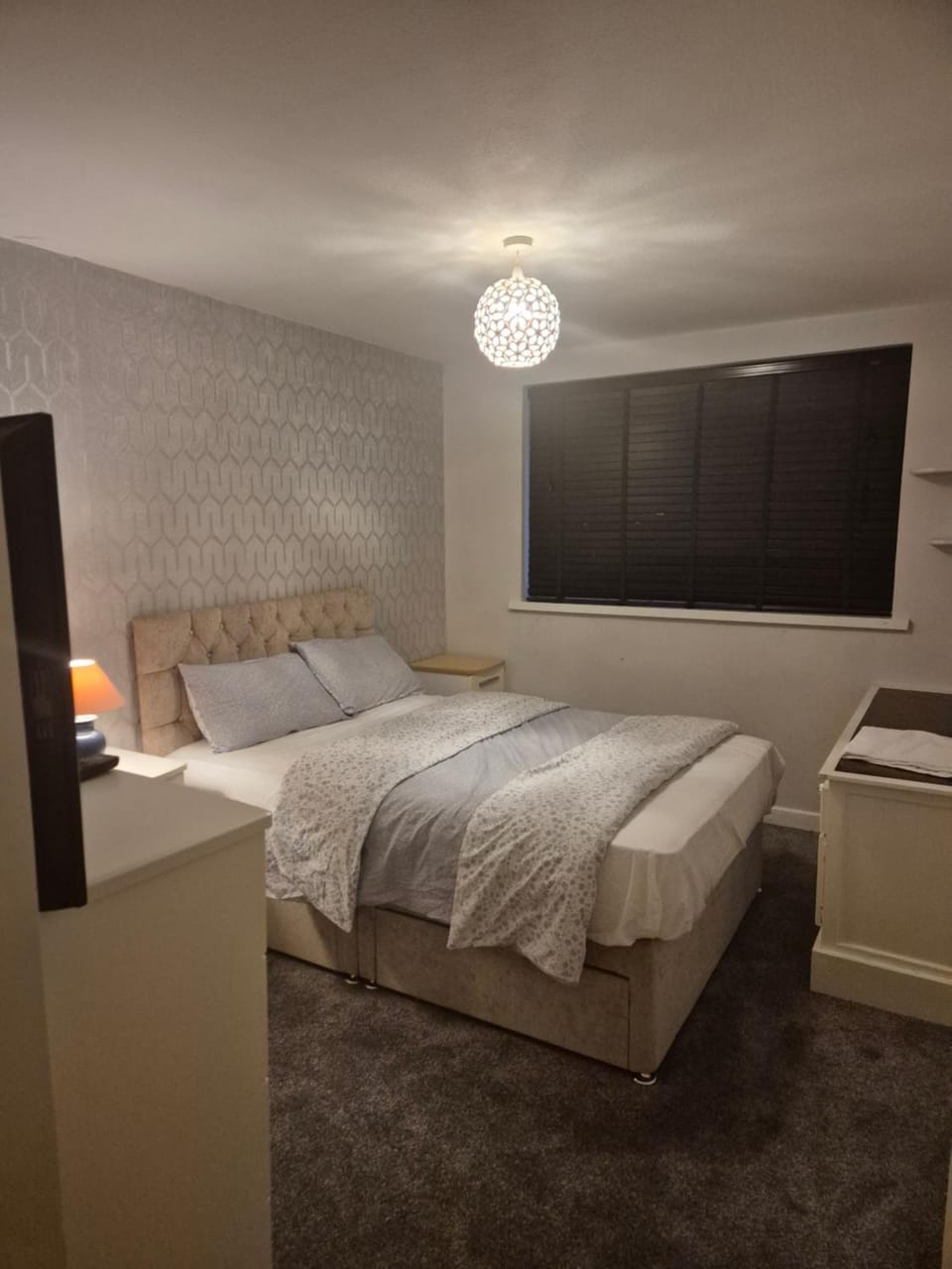 Three bedroom house with a garden Bed and Breakfast in Redhill