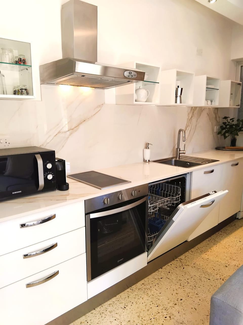 Coffee/tea facilities, dishwasher, stove