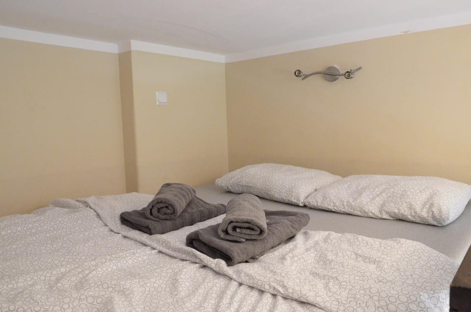 Bed, Photo of the whole room, towels
