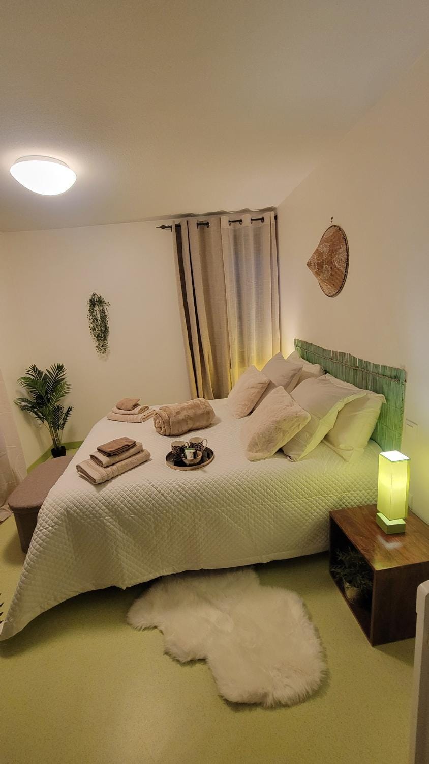 Bed, Photo of the whole room, Bedroom, towels