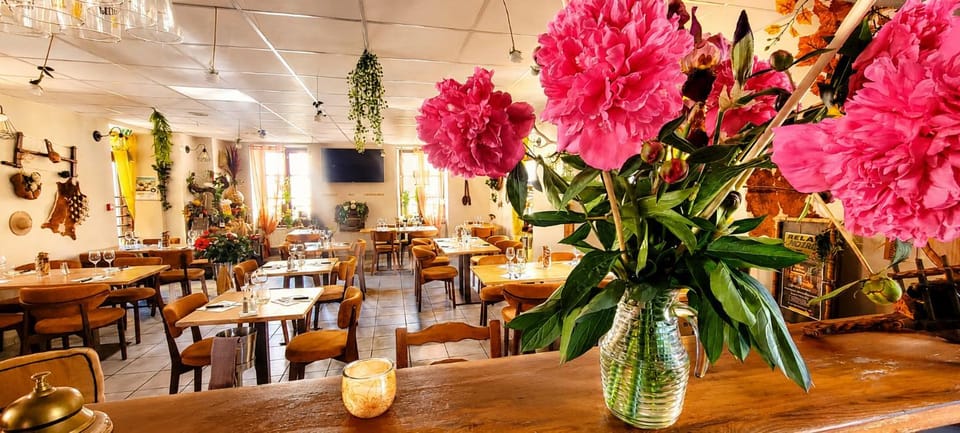 Restaurant/places to eat, TV and multimedia, Banquet/Function facilities