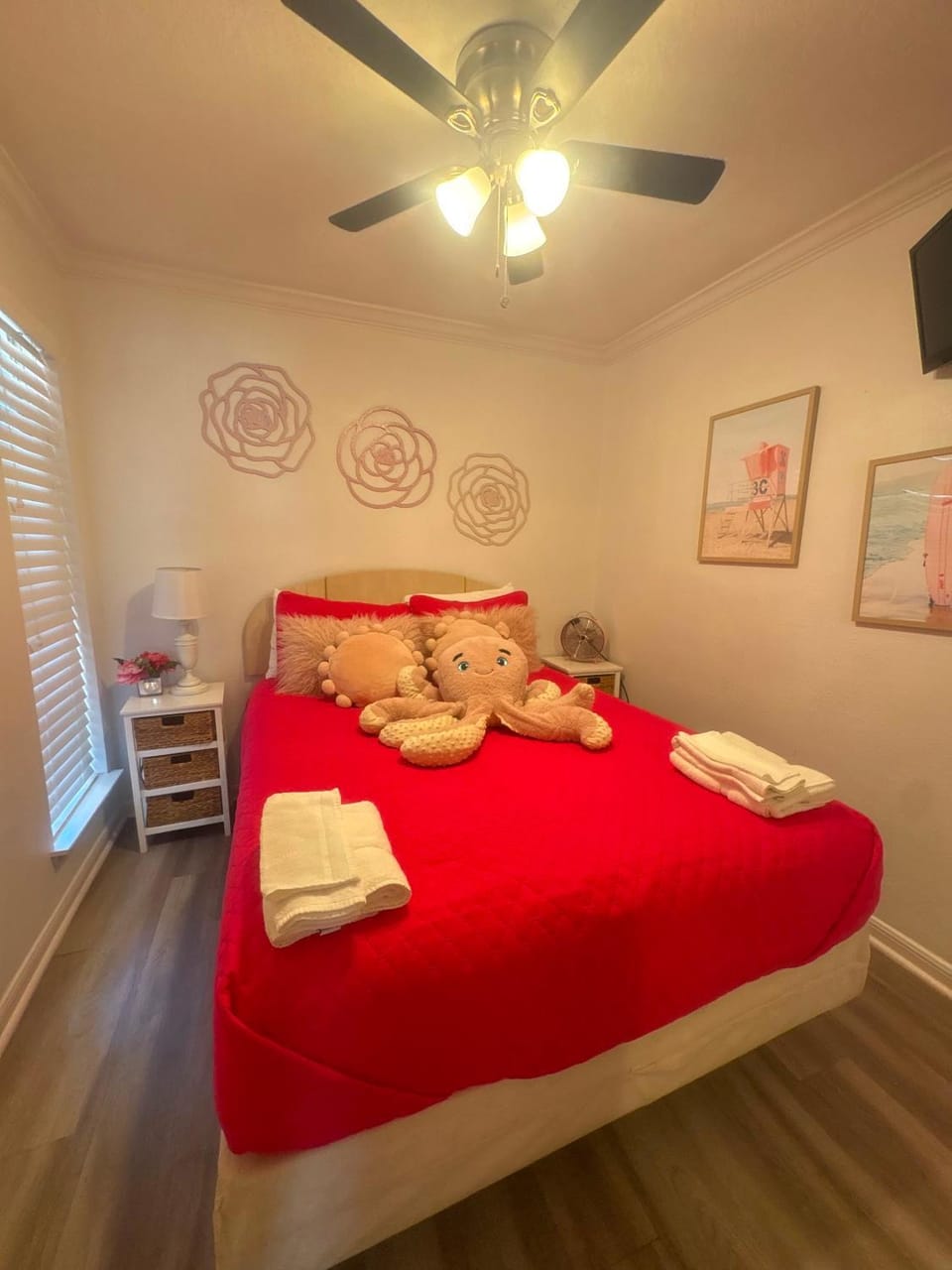 Bed, Photo of the whole room, Decorative detail, Bedroom, towels