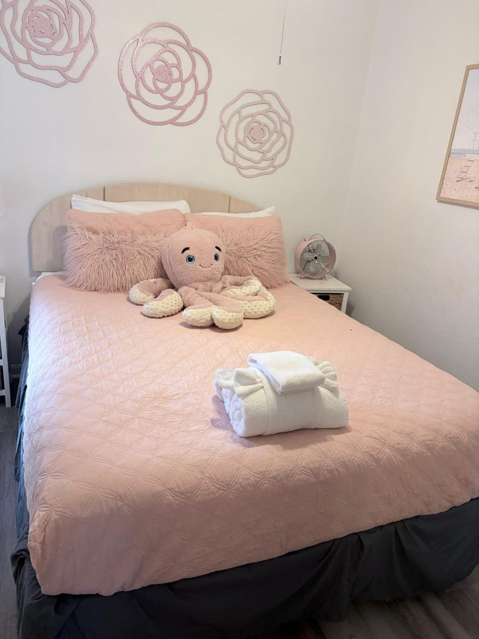 Bed, Decorative detail, Bedroom, Family, towels