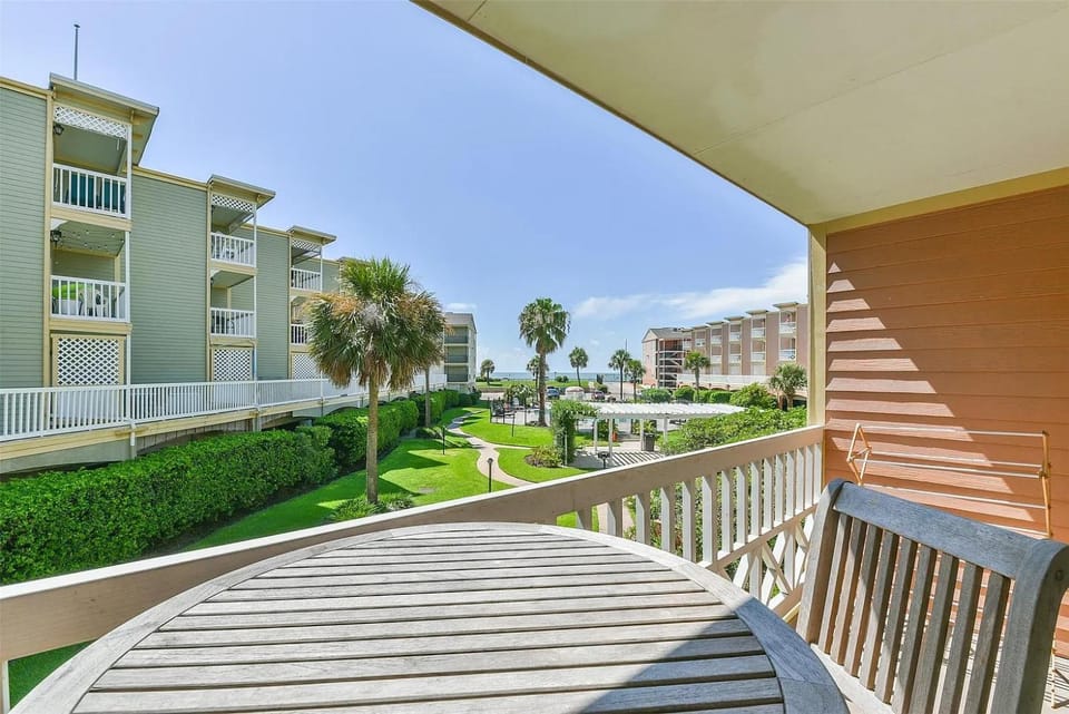Ocean & Pool View - Hot Tubs - 2 Pools - Gym - Tennis ct - on seawall - Shoreline Stays 5108 Apartment in Galveston Island