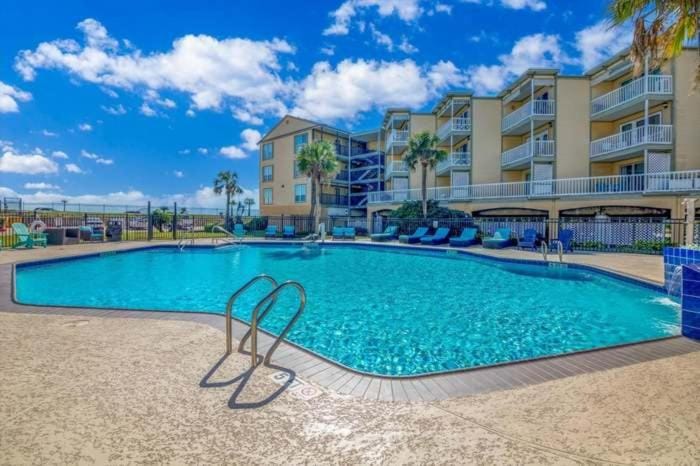 Property building, Natural landscape, Balcony/Terrace, Swimming pool, sunbed