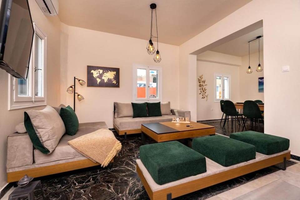 TV and multimedia, Living room, Seating area, Dining area