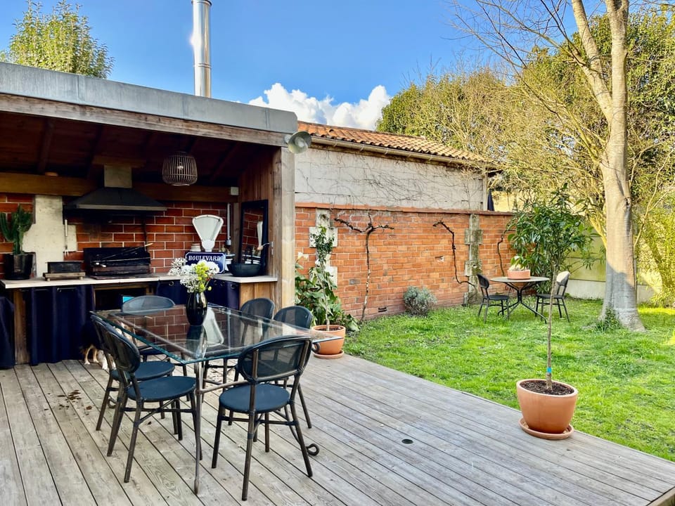 Maison Pierre avec Piscine Villa in Bordeaux