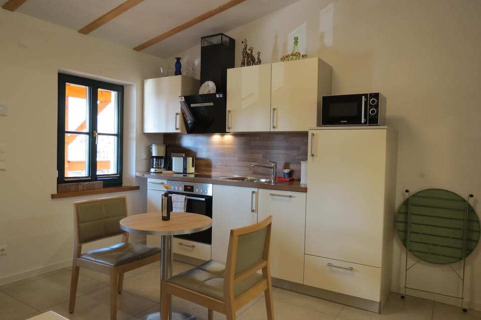 Coffee/tea facilities, Kitchen or kitchenette, Seating area, Dining area, oven, stove, toaster