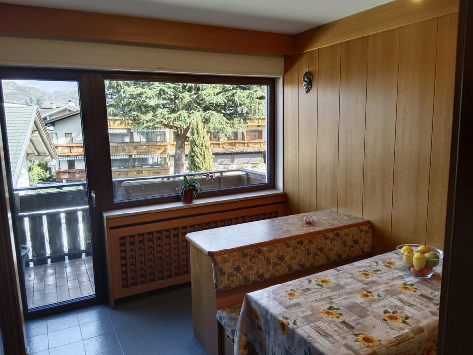 Dining area, kitchen