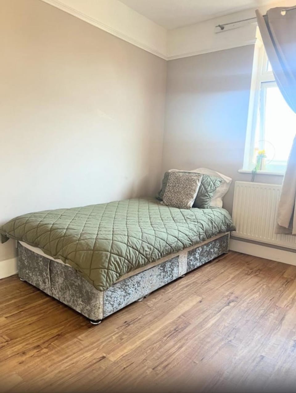 Single Bedroom in house, ideal for solo travellers work stays or visiting family locally Vacation rental in London Borough of Hounslow