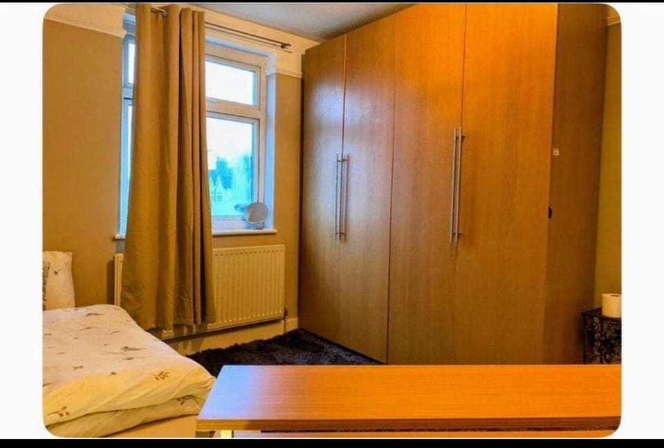 Single Bedroom in house, ideal for solo travellers work stays or visiting family locally Vacation rental in London Borough of Hounslow